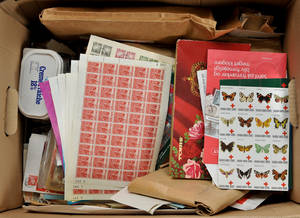 Flyttekasse med diverse frimærker