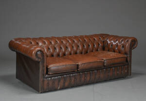 Chesterfield-stil. Tre-personers sofa