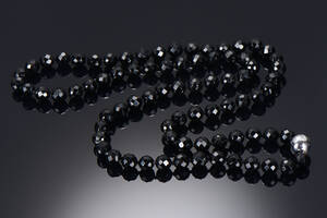 Ole Lynggaard. Globe kuglelås af 18 kt. med onyx halskædekæde