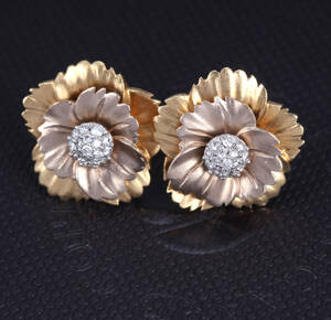 Ole Lynggaard. Flower ørestikker af 18 kt. rød-, rosa- og hvidguld med brillanter 2