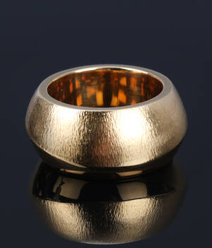 Georg Jensen. Moderne ring af 18 kt. delvist satineret guld. Vægt ca. 20,4 g