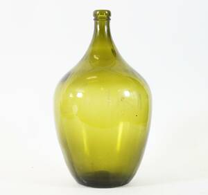 Glasflaska i gröntonat glas, 1900-talets första hälft