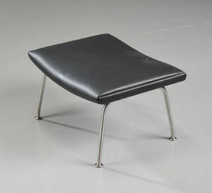 Hans J. Wegner. Skammel med sort læder, model CH 446 Denne vare er sat til omsalg under nyt varenummer 4977012