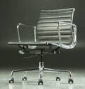 Charles Eames. Kontorstol model EA 117, sort læder  