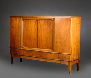 Dansk Møbelproducent. Høj skænk fineret nøddetræ