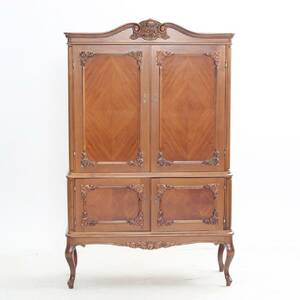 SERVERINGSSKÅP. Skuren dekor, mässingsdetaljer