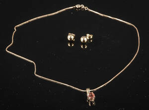 Halskæde samt par ørestikker af guld 3