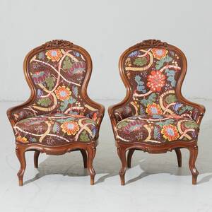 Fåtöljer klädda i Josef Franks tyg Mirakel