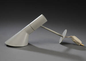 Arne Jacobsen. Væglampe af grålakeret metal, model AJ-væg