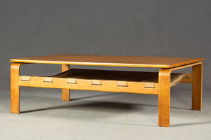 Couchtisch aus Eiche mit Stoffbespannung.