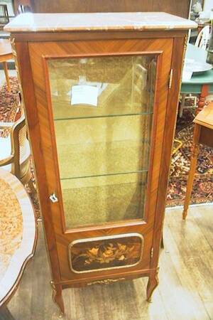 Vitrinskåp, Louis XV-stil