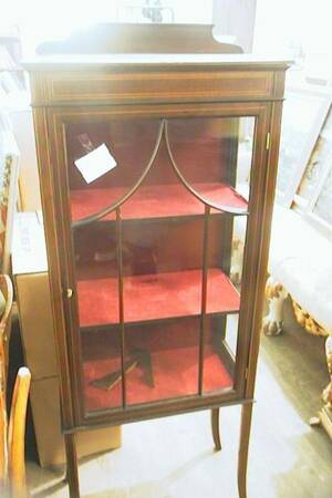 Vitrinskåp, England