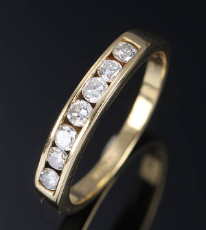 Brillantring af 18 kt. guld, i alt ca. 0.50 ct