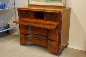 Byrå med skrivklaff