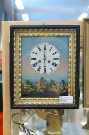 Väggur med stadsscen