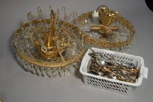 2 st taklampor samt nysilverbestick.