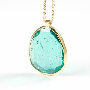 Halsband 18 k med smaragddublett