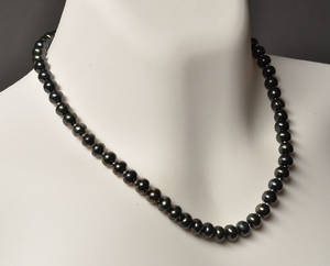 Collier med Sortepeacockfarvede ferskvands kulturperler