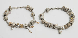 2 Pandora armbånd med charms af sterling sølv, enkelte charms af guld