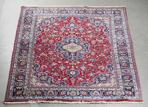 Stort håndknyttet tæppe. 335 x 248 cm