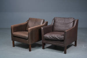 Par lænestole betrukket med brunt læder 2