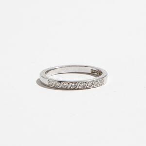 Halvalliansring i vitguld