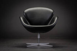 Arne Jacobsen. Lounge hvilestol Svanen årg. 2013 med Brown label. Sort læder 