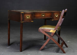 Skrivebord i military-stil af mahogni med indlagt læderskriveplade samt stol