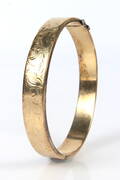 Armring af 14 kt guld med ciseleringer,