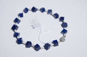 Collier med romber i lapis lazuli och sötvattenpärlor