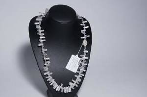 Collier, silverfärgade odlade sötvattenpärlor