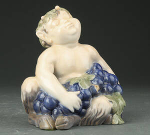 Royal Copenhagen. Figur af porcelæn, faun med druer nr. 2361