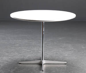Arne Jacobsen. Cirkulært bord, hvid laminat