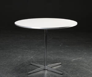 Arne Jacobsen. Cirkulært bord, hvid laminat