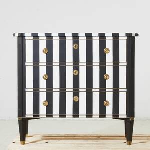 Byrå i gustaviansk stil