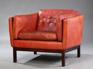 Vatne Møbler. Lænestol betrukket med cognacfarvet læder