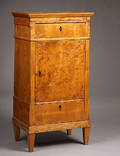 Biedermeier piedestalskab af birketræ. Ca. 1840.
