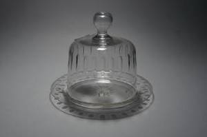 Ostkupa med underfat