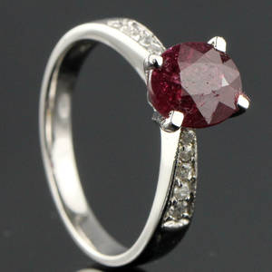 Rubin og diamant ring.