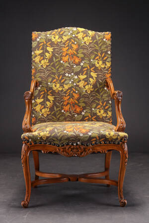 Armstol af bøgetræ, rokokoform, 1900-tallet