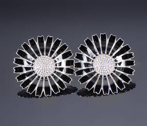 Georg Jensen. Par store daisy ørestikker med sort emalje