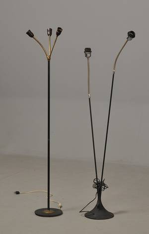 To standerlamper m justerbare arme. 1900-tallets 2. halvdel. 2