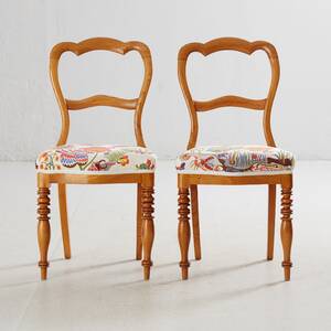 Stolar klädda i Josef Frank tyg
