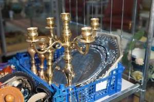 Parti ljusstakar och brickor