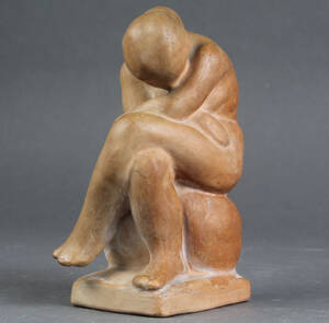 Kvindefigurer af uglaseret terracotta