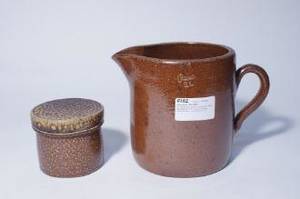 Bringare samt ostburk med lock