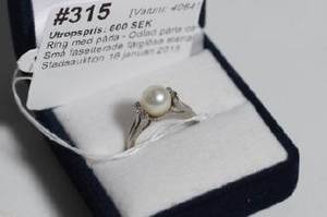 Ring med pärla