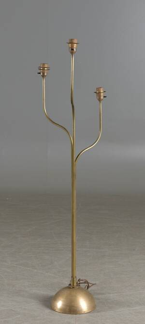 Trearmad golvlampa, 1900-talets mitt Denna vara har satts till omförsäljning under nytt varunummer4768786