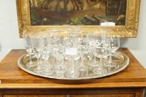 Nysilverbricka samt blandade glas.