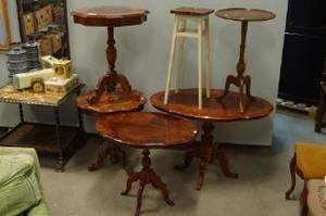 Fem pelarbord samt piedestal